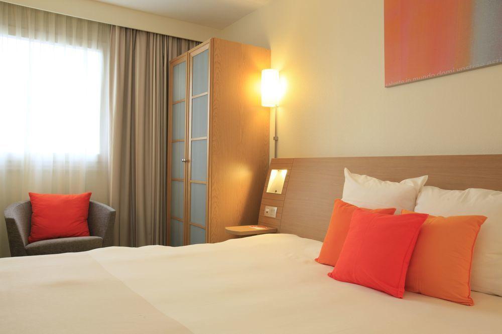 Novotel Nantes Centre Bord De Loire Exterior photo